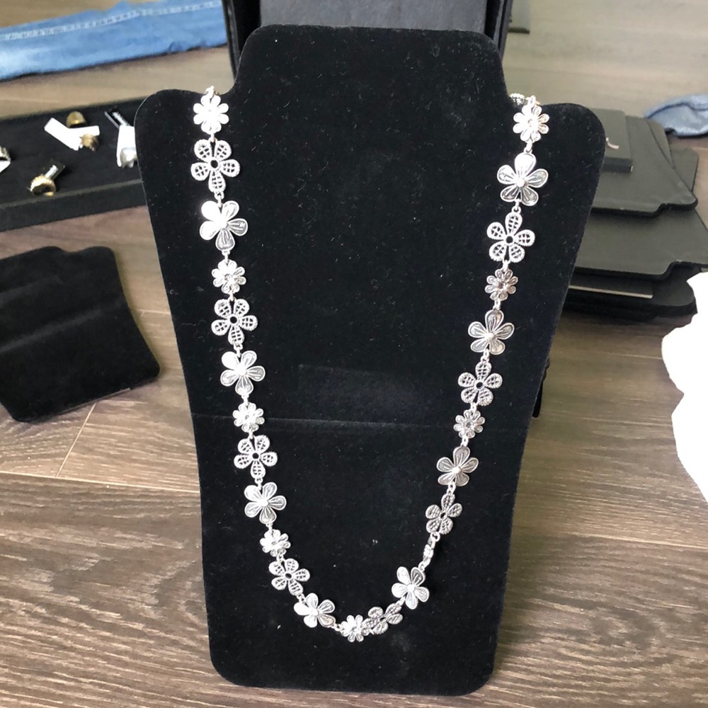 Premier Designs silver flower necklace